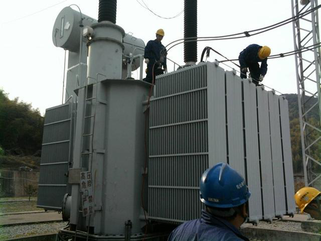 作業(yè)人員安全保護繩系在安全水平保護繩上，確保在變壓器本體上移動始終不會失去保護。